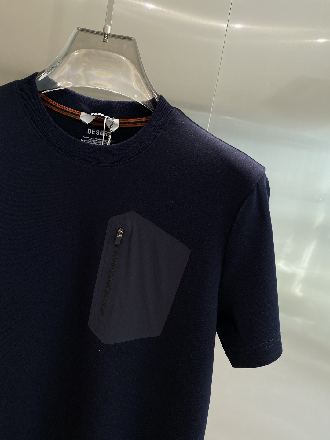 《𝙉𝙚𝙬🤍🖤鸟家》
2025新款首发专柜最新款短袖圆领T恤 高端订制 设计前卫时尚！品牌logo重工艺设