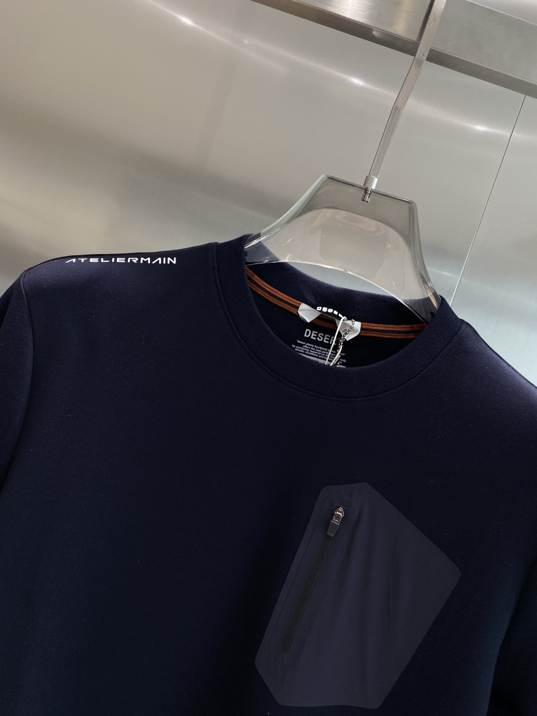 《𝙉𝙚𝙬🤍🖤鸟家》
2025新款首发专柜最新款短袖圆领T恤 高端订制 设计前卫时尚！品牌logo重工艺设