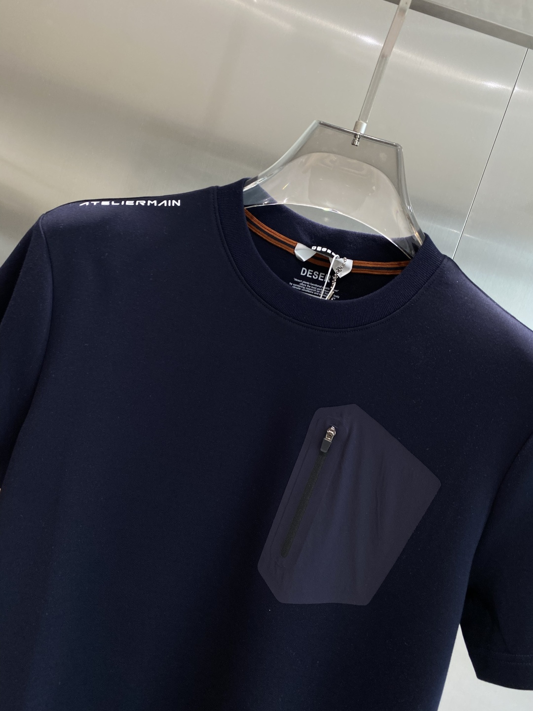 《𝙉𝙚𝙬🤍🖤鸟家》
2025新款首发专柜最新款短袖圆领T恤 高端订制 设计前卫时尚！品牌logo重工艺设