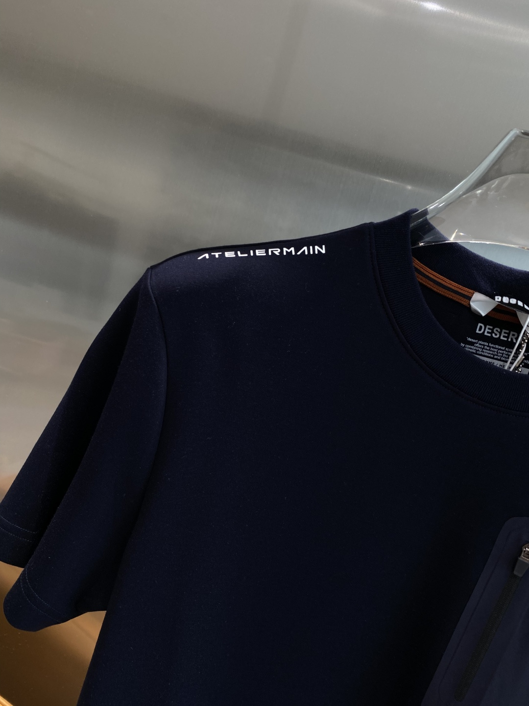 《𝙉𝙚𝙬🤍🖤鸟家》
2025新款首发专柜最新款短袖圆领T恤 高端订制 设计前卫时尚！品牌logo重工艺设