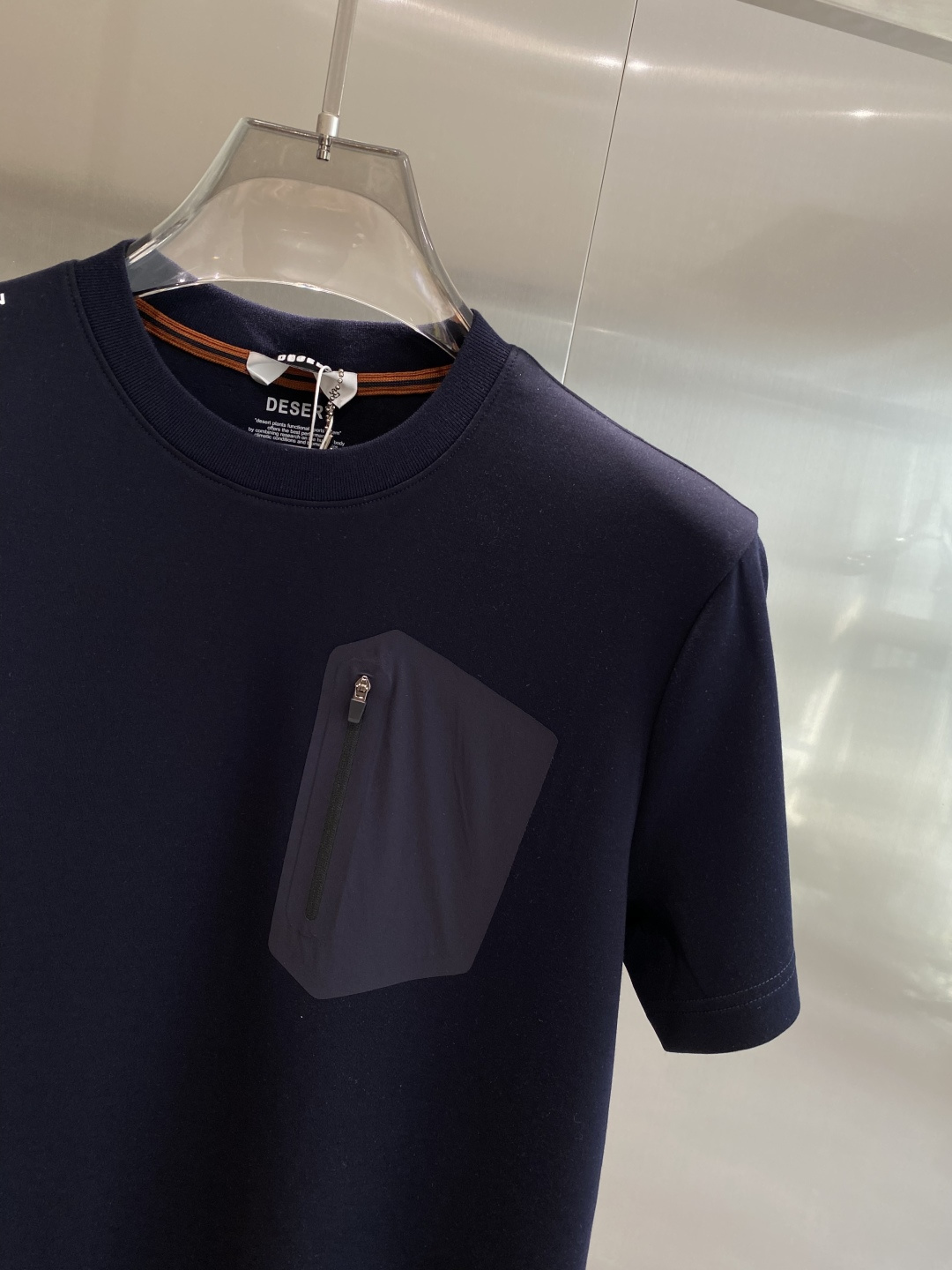 《𝙉𝙚𝙬🤍🖤鸟家》
2025新款首发专柜最新款短袖圆领T恤 高端订制 设计前卫时尚！品牌logo重工艺设