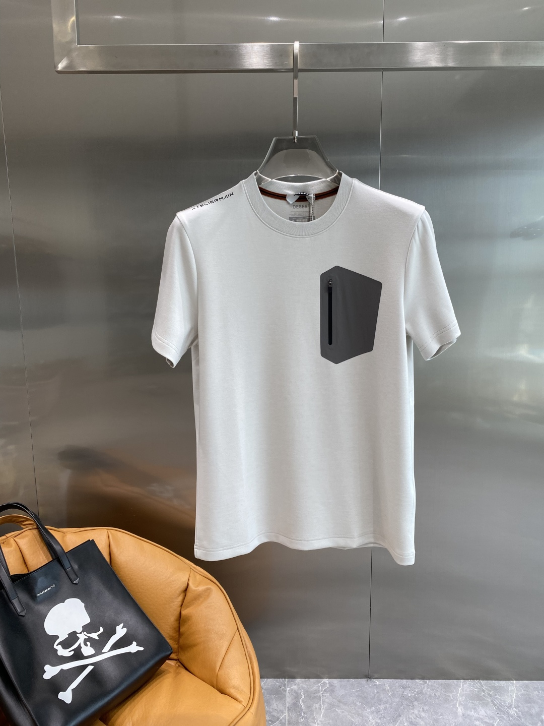 《𝙉𝙚𝙬🤍🖤鸟家》
2025新款首发专柜最新款短袖圆领T恤 高端订制 设计前卫时尚！品牌logo重工艺设