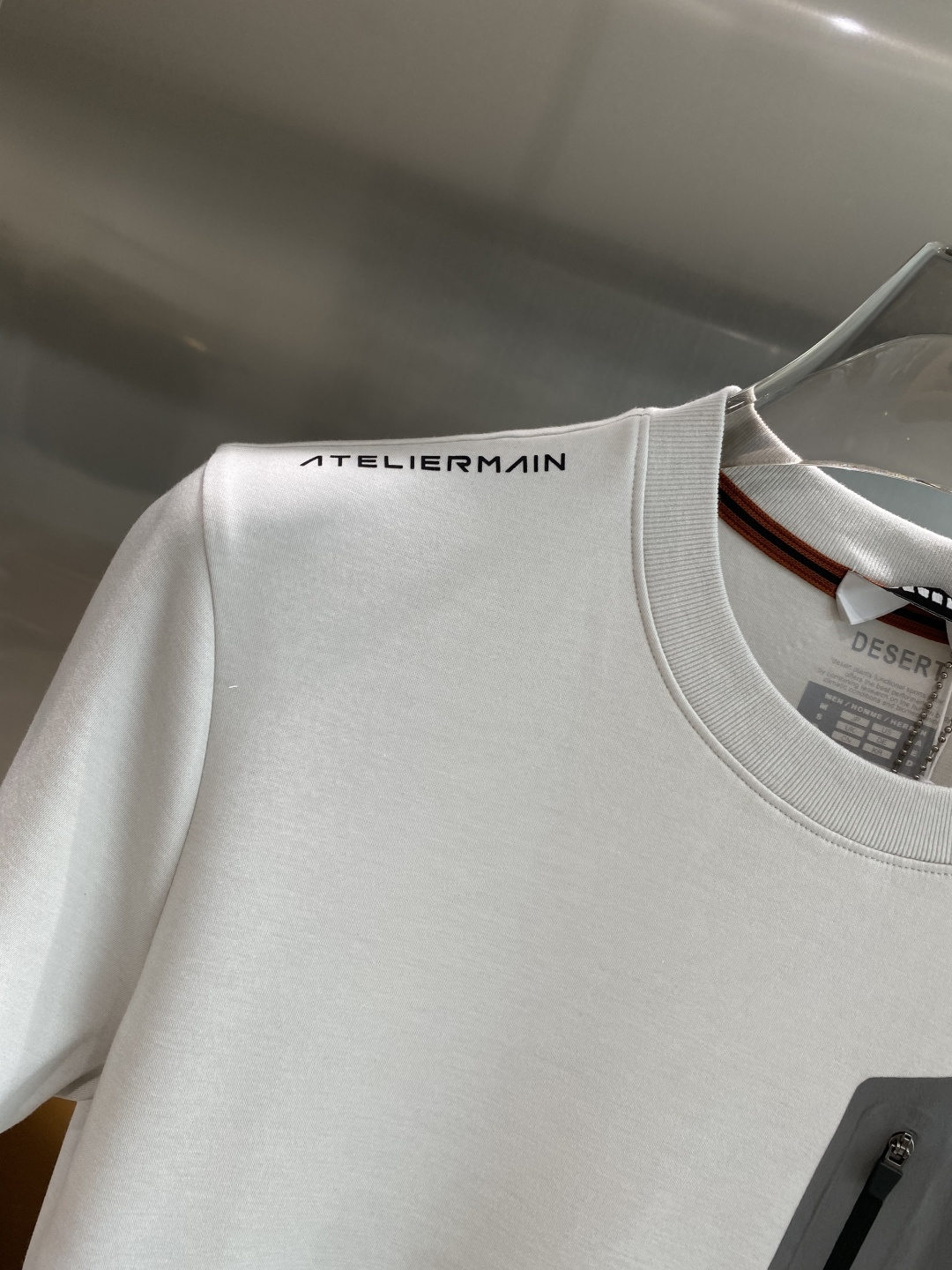 《𝙉𝙚𝙬🤍🖤鸟家》
2025新款首发专柜最新款短袖圆领T恤 高端订制 设计前卫时尚！品牌logo重工艺设