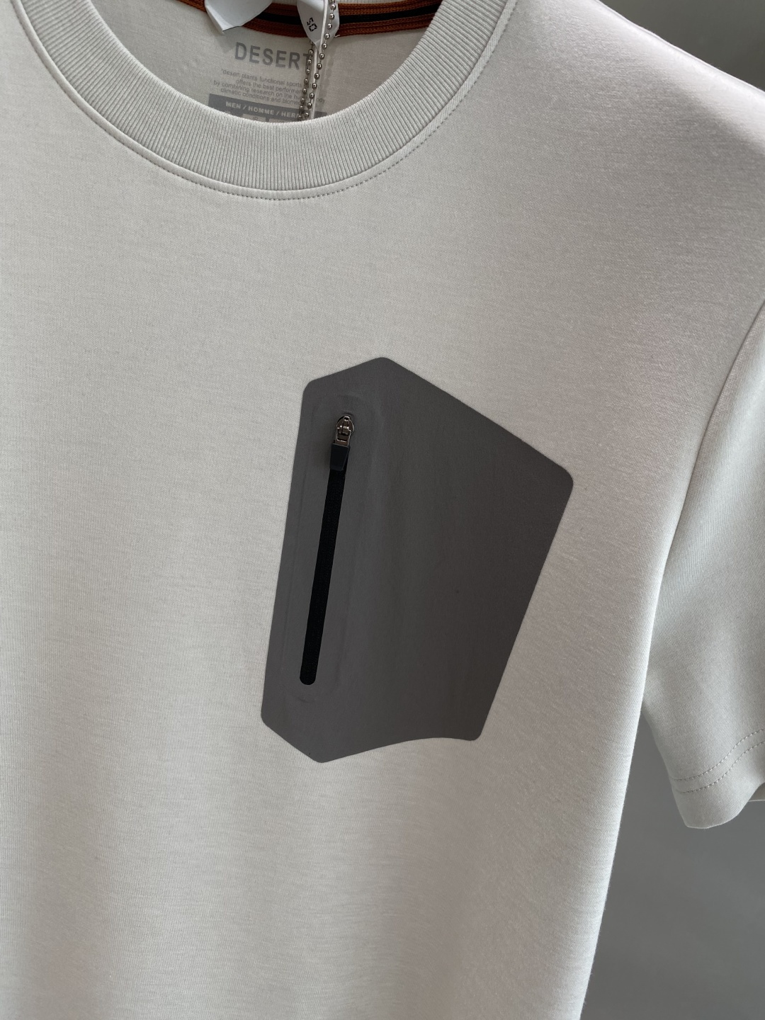 《𝙉𝙚𝙬🤍🖤鸟家》
2025新款首发专柜最新款短袖圆领T恤 高端订制 设计前卫时尚！品牌logo重工艺设