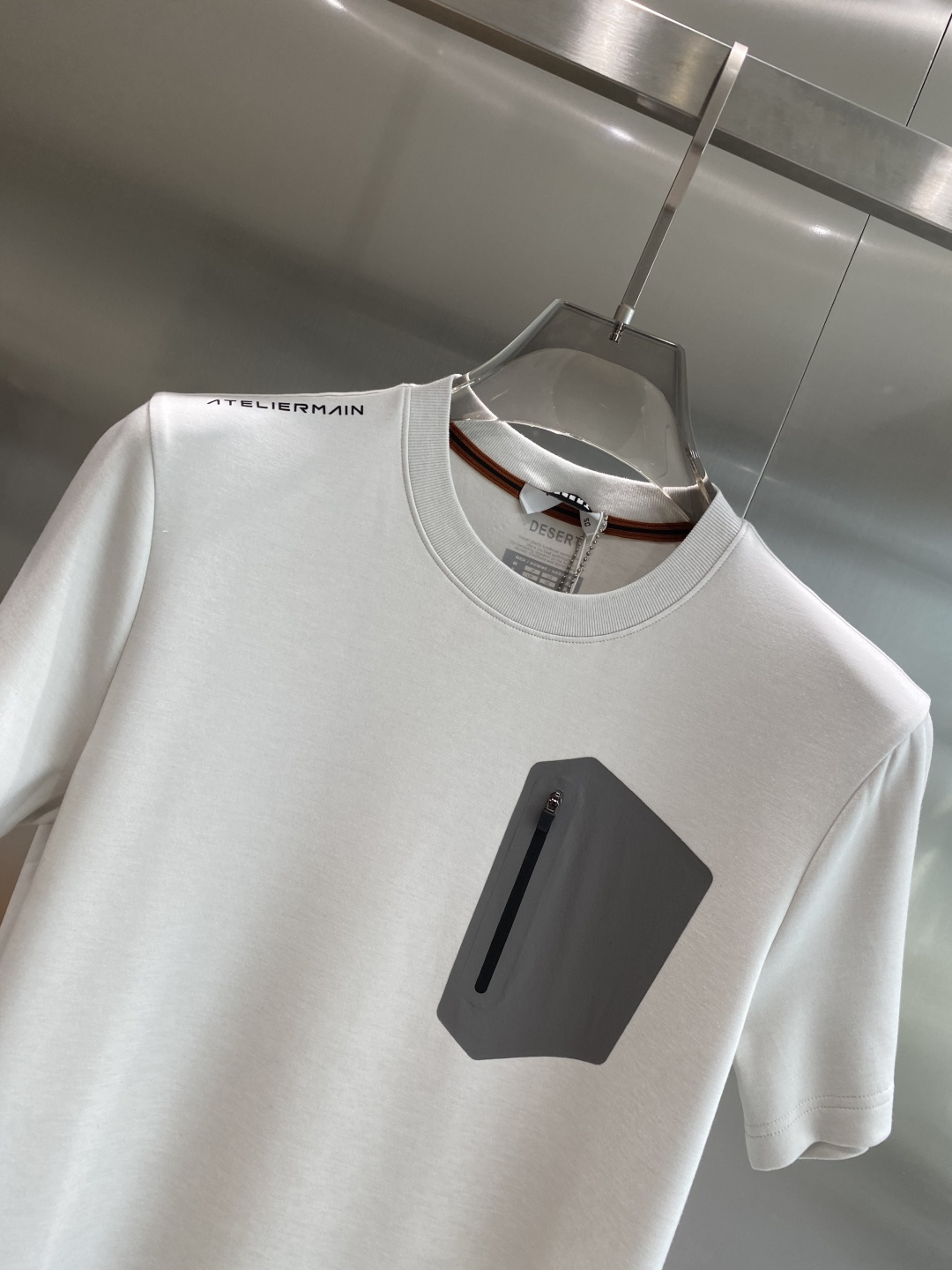 《𝙉𝙚𝙬🤍🖤鸟家》
2025新款首发专柜最新款短袖圆领T恤 高端订制 设计前卫时尚！品牌logo重工艺设