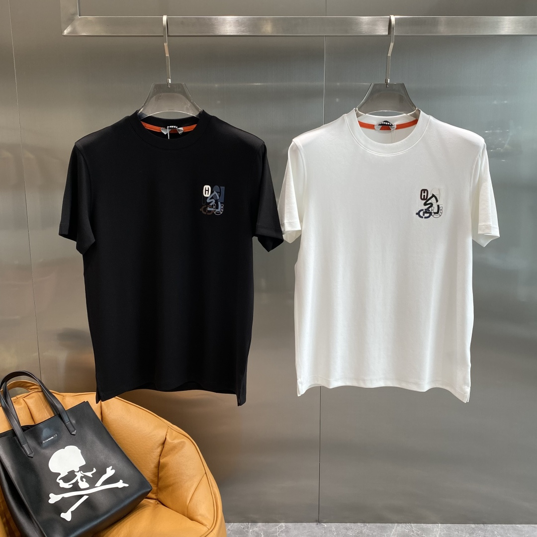 《𝙉𝙚𝙬🤍🖤爱马家》
2025新款首发专柜最新款短袖圆领T恤 高端订制 设计前卫时尚！品牌logo重工艺