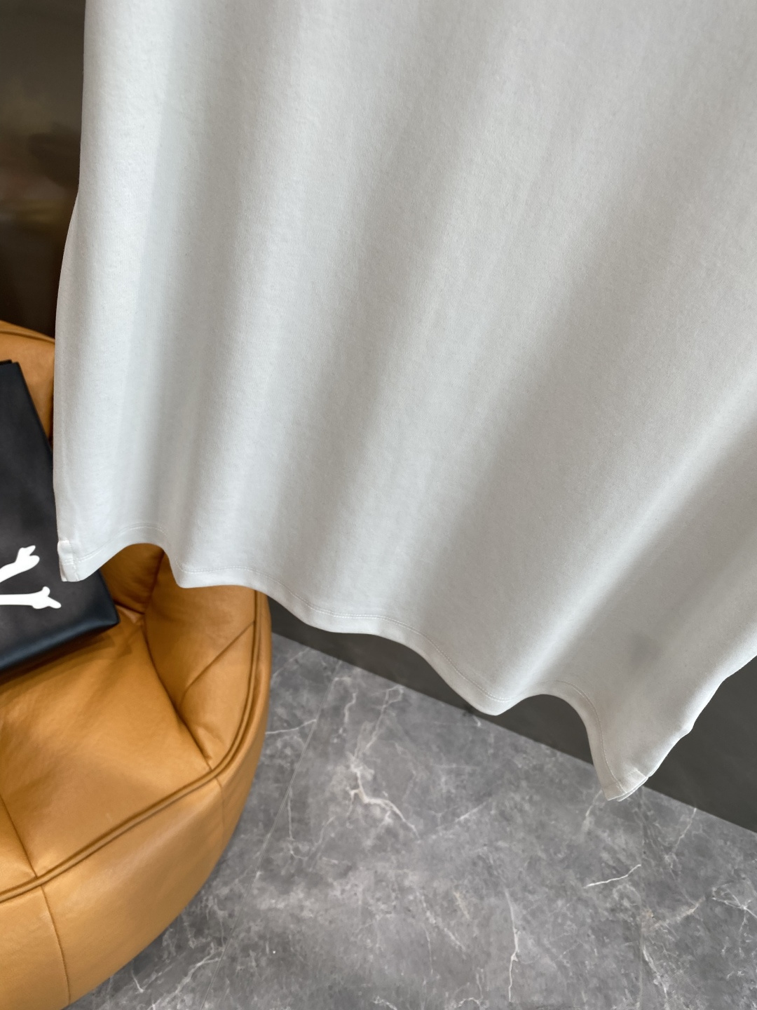 《𝙉𝙚𝙬🤍🖤爱马家》
2025新款首发专柜最新款短袖圆领T恤 高端订制 设计前卫时尚！品牌logo重工艺