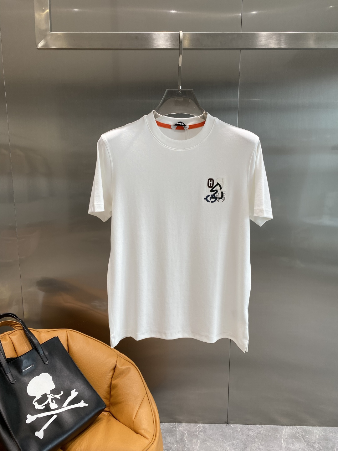 《𝙉𝙚𝙬🤍🖤爱马家》
2025新款首发专柜最新款短袖圆领T恤 高端订制 设计前卫时尚！品牌logo重工艺