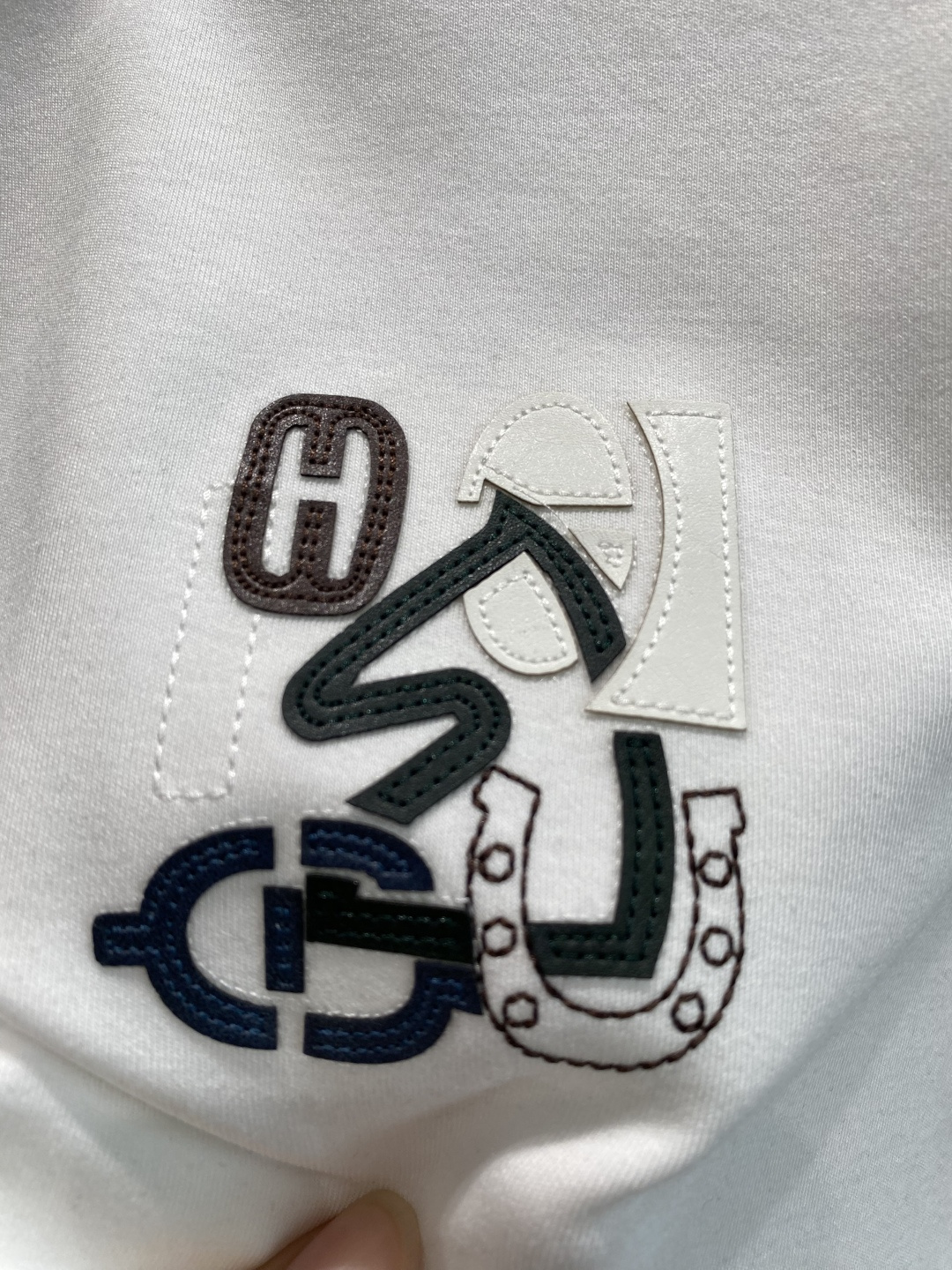 《𝙉𝙚𝙬🤍🖤爱马家》
2025新款首发专柜最新款短袖圆领T恤 高端订制 设计前卫时尚！品牌logo重工艺