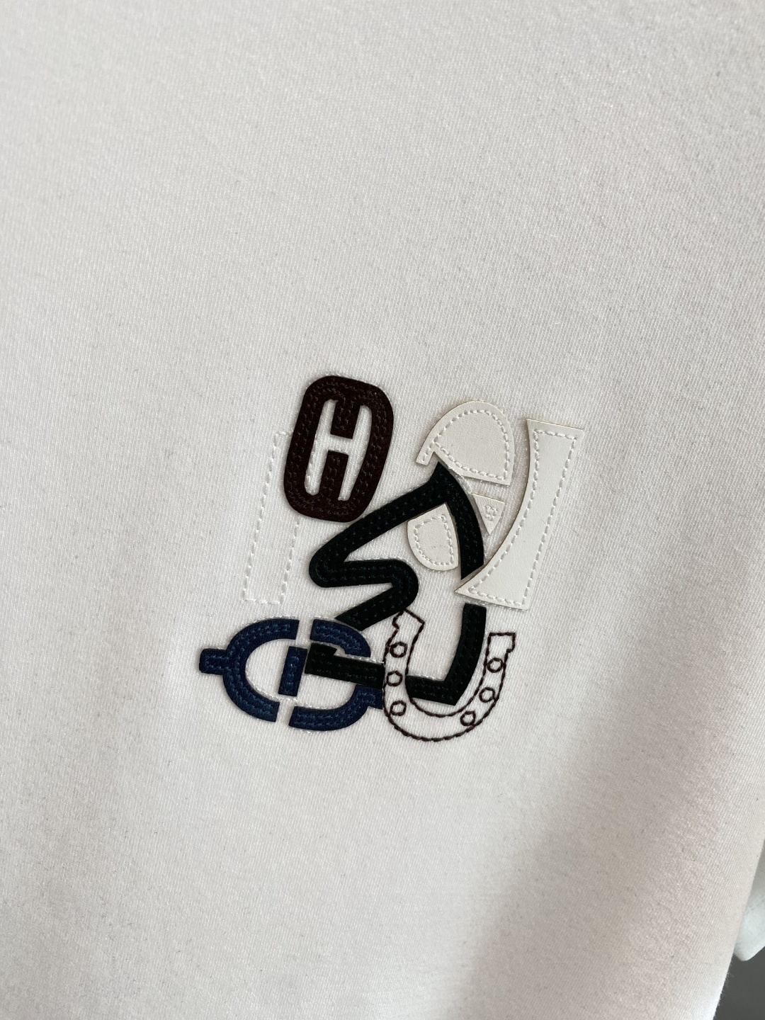 《𝙉𝙚𝙬🤍🖤爱马家》
2025新款首发专柜最新款短袖圆领T恤 高端订制 设计前卫时尚！品牌logo重工艺