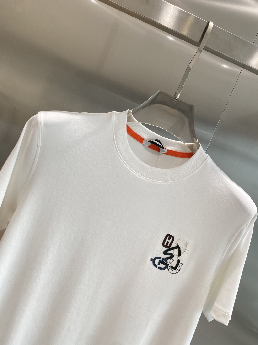 《𝙉𝙚𝙬🤍🖤爱马家》
2025新款首发专柜最新款短袖圆领T恤 高端订制 设计前卫时尚！品牌logo重工艺