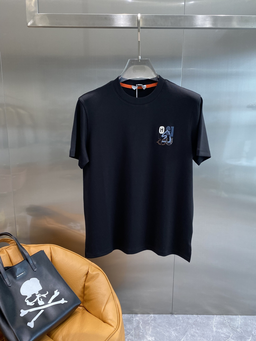 《𝙉𝙚𝙬🤍🖤爱马家》
2025新款首发专柜最新款短袖圆领T恤 高端订制 设计前卫时尚！品牌logo重工艺