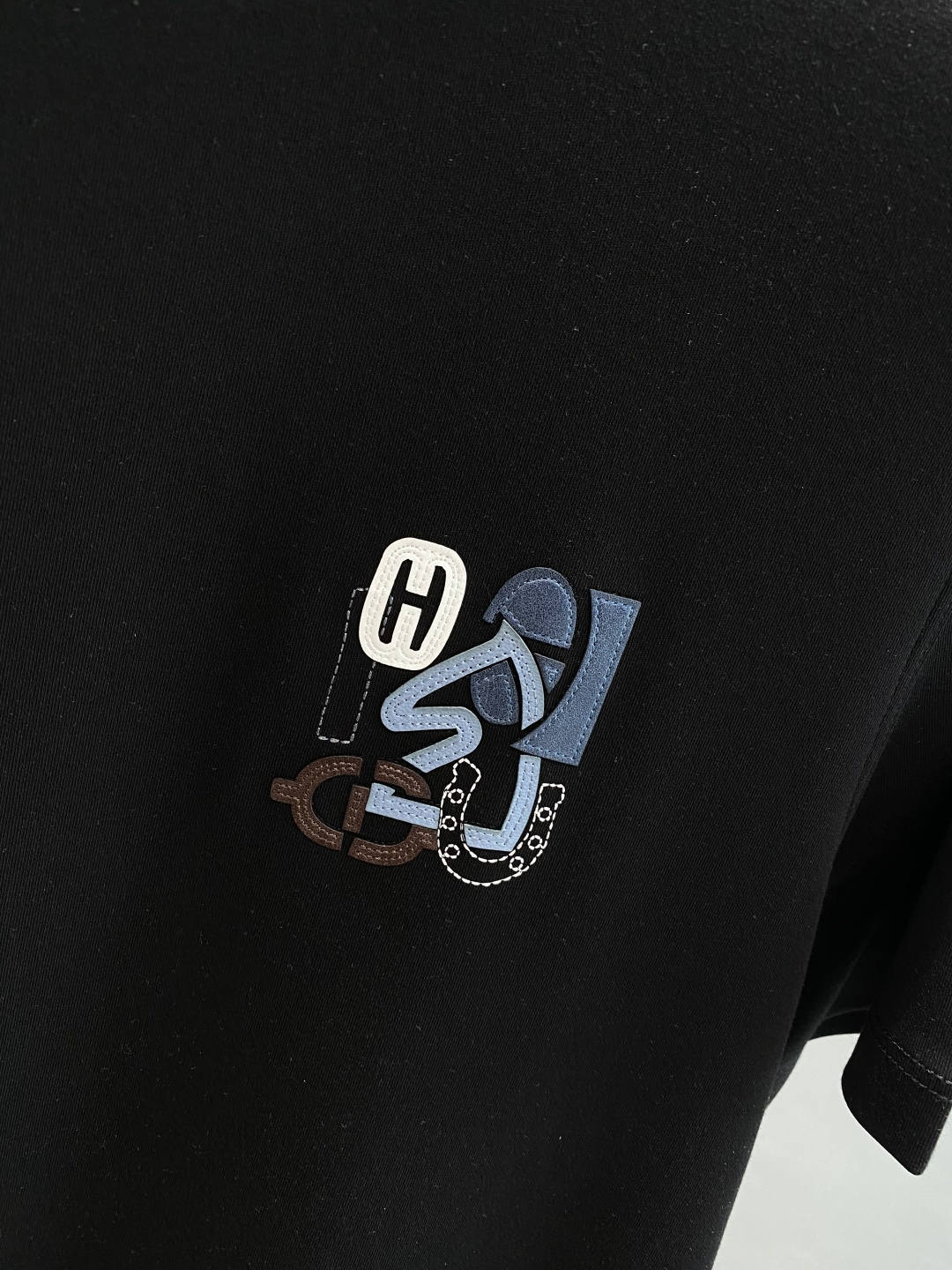 《𝙉𝙚𝙬🤍🖤爱马家》
2025新款首发专柜最新款短袖圆领T恤 高端订制 设计前卫时尚！品牌logo重工艺