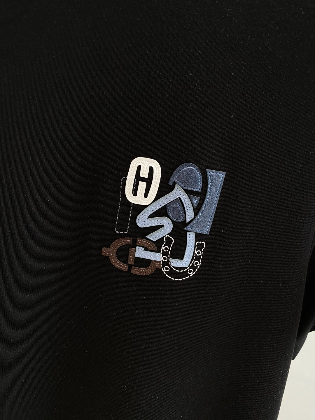 《𝙉𝙚𝙬🤍🖤爱马家》
2025新款首发专柜最新款短袖圆领T恤 高端订制 设计前卫时尚！品牌logo重工艺