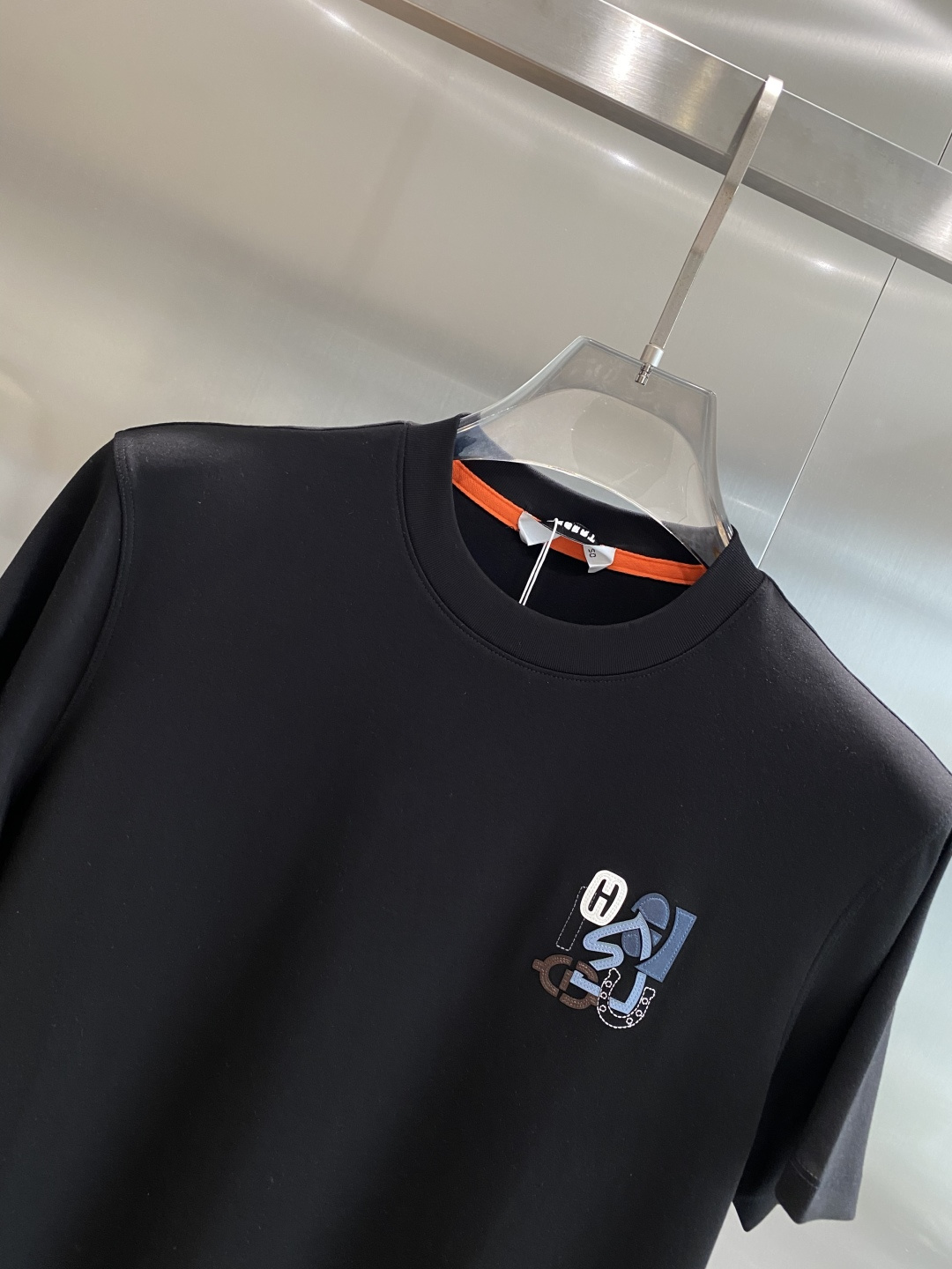 《𝙉𝙚𝙬🤍🖤爱马家》
2025新款首发专柜最新款短袖圆领T恤 高端订制 设计前卫时尚！品牌logo重工艺