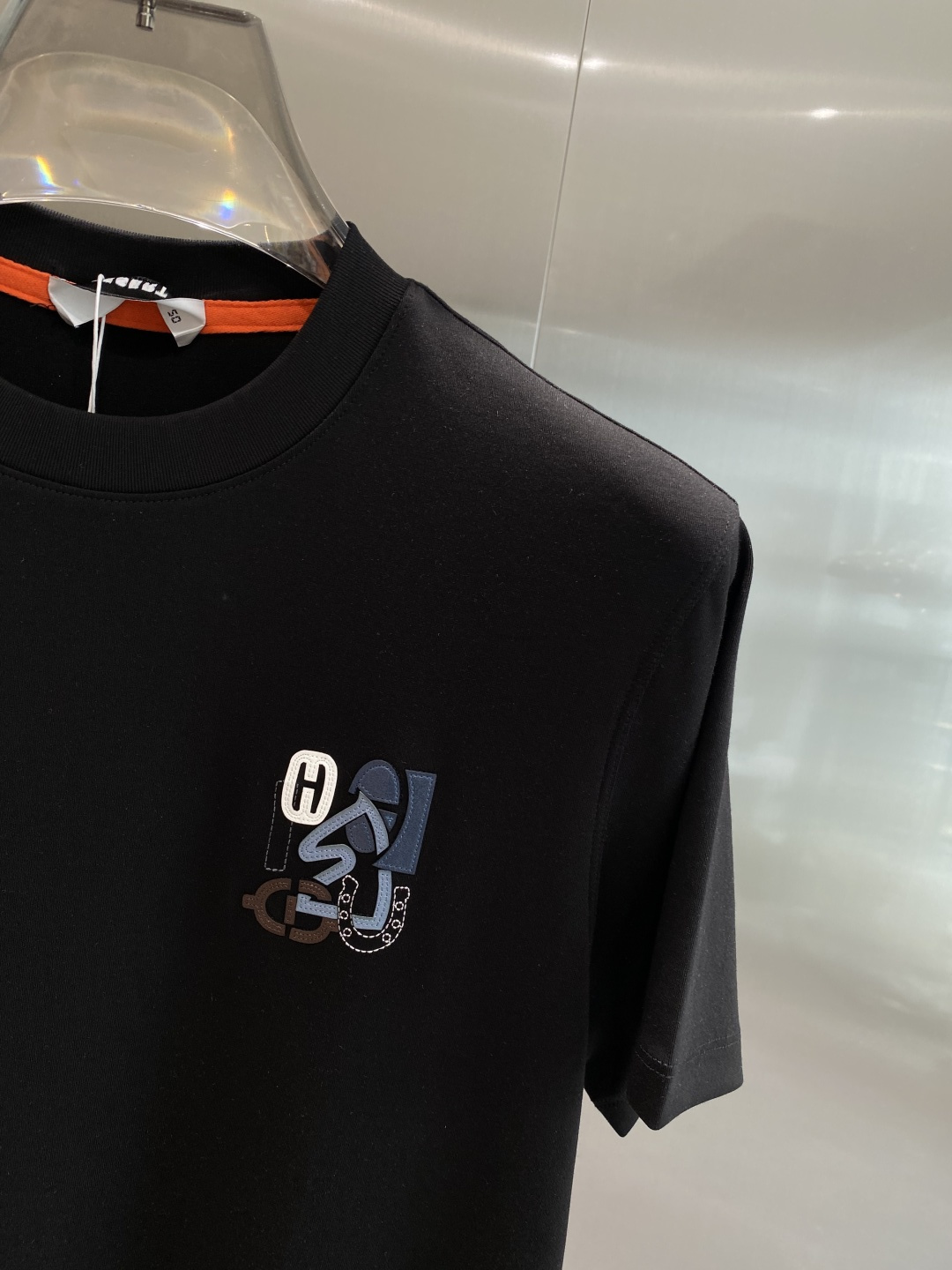 《𝙉𝙚𝙬🤍🖤爱马家》
2025新款首发专柜最新款短袖圆领T恤 高端订制 设计前卫时尚！品牌logo重工艺