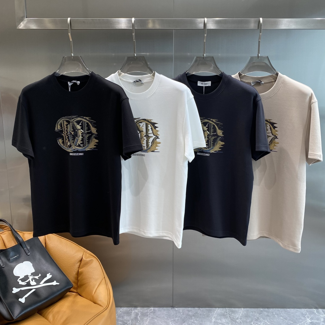 《𝙉𝙚𝙬🤍🖤卡瓦家》
2025新款首发专柜最新款短袖圆领T恤 高端订制 设计前卫时尚！品牌logo重工艺