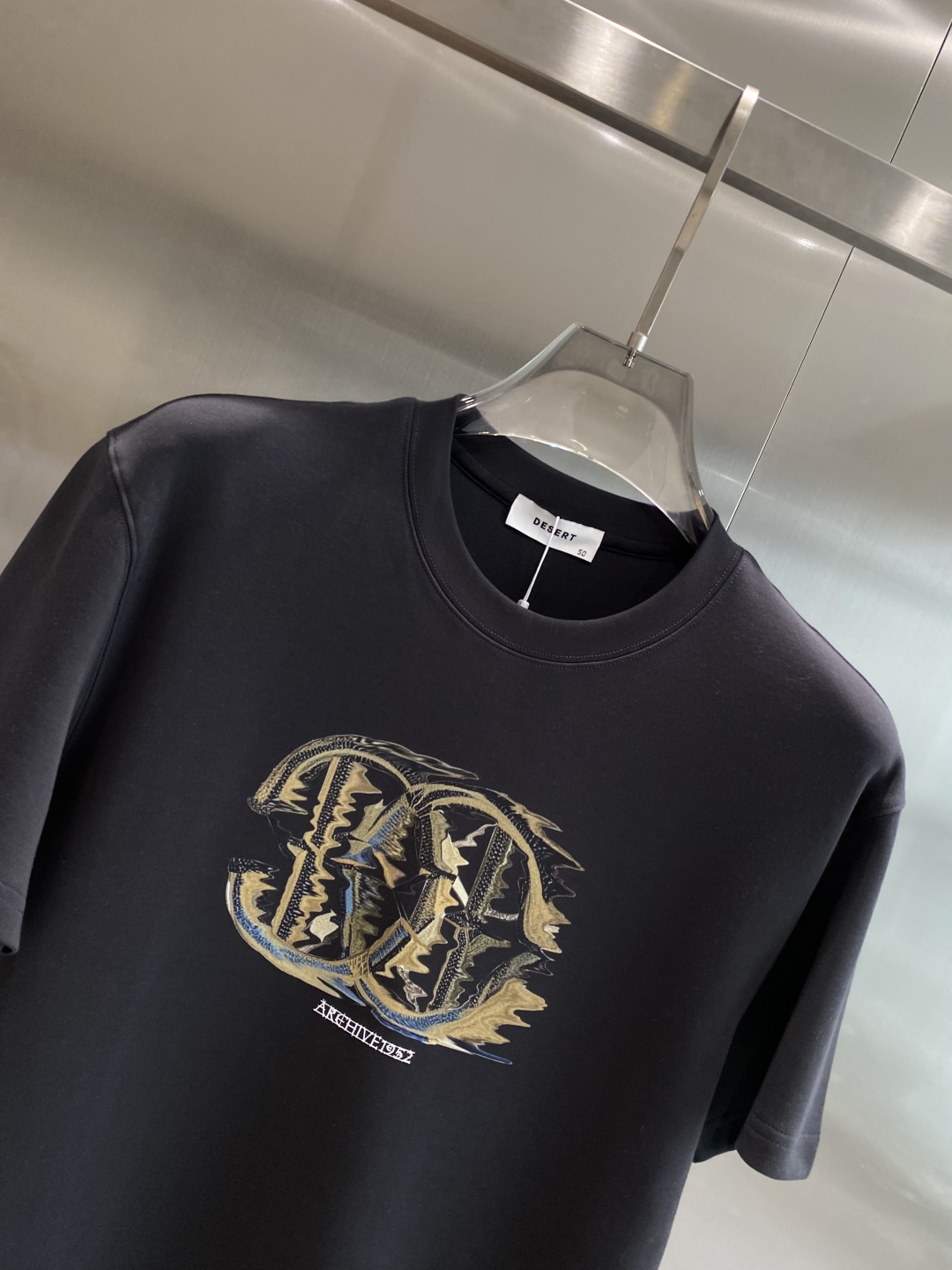 《𝙉𝙚𝙬🤍🖤卡瓦家》
2025新款首发专柜最新款短袖圆领T恤 高端订制 设计前卫时尚！品牌logo重工艺