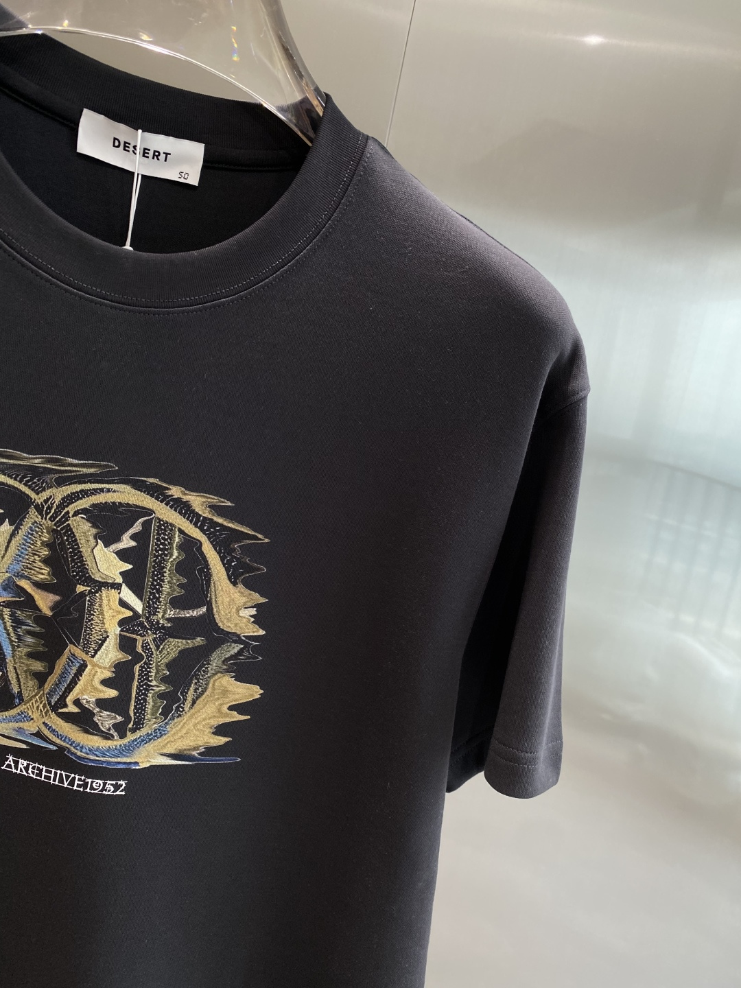 《𝙉𝙚𝙬🤍🖤卡瓦家》
2025新款首发专柜最新款短袖圆领T恤 高端订制 设计前卫时尚！品牌logo重工艺