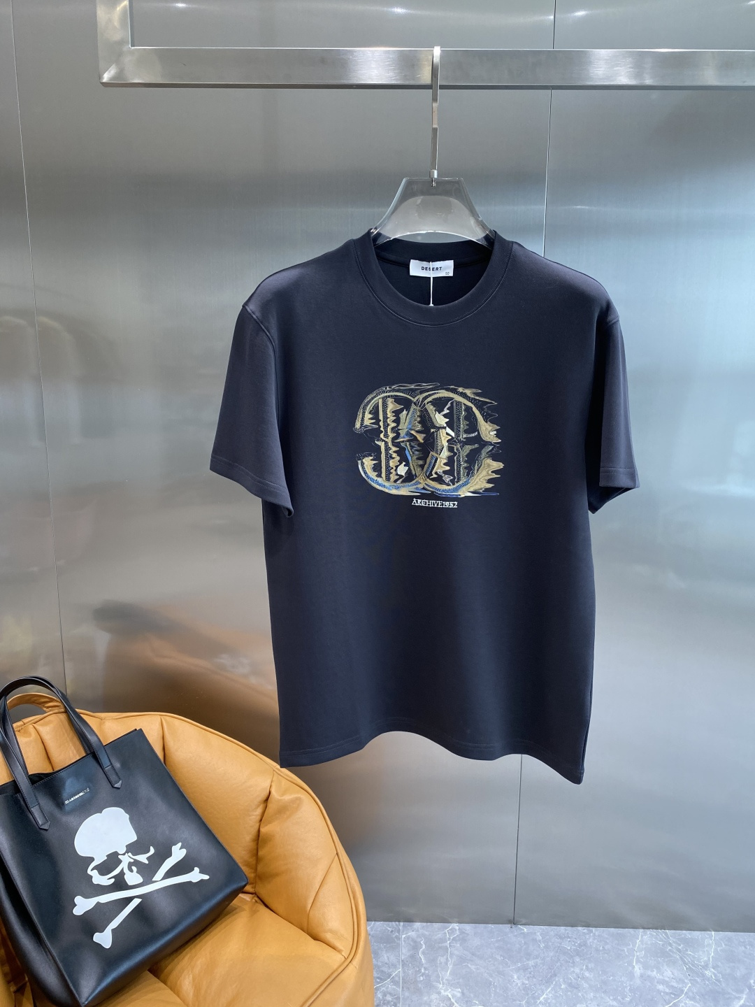 《𝙉𝙚𝙬🤍🖤卡瓦家》
2025新款首发专柜最新款短袖圆领T恤 高端订制 设计前卫时尚！品牌logo重工艺