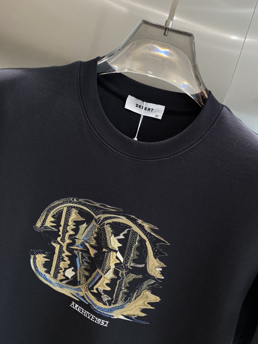 《𝙉𝙚𝙬🤍🖤卡瓦家》
2025新款首发专柜最新款短袖圆领T恤 高端订制 设计前卫时尚！品牌logo重工艺