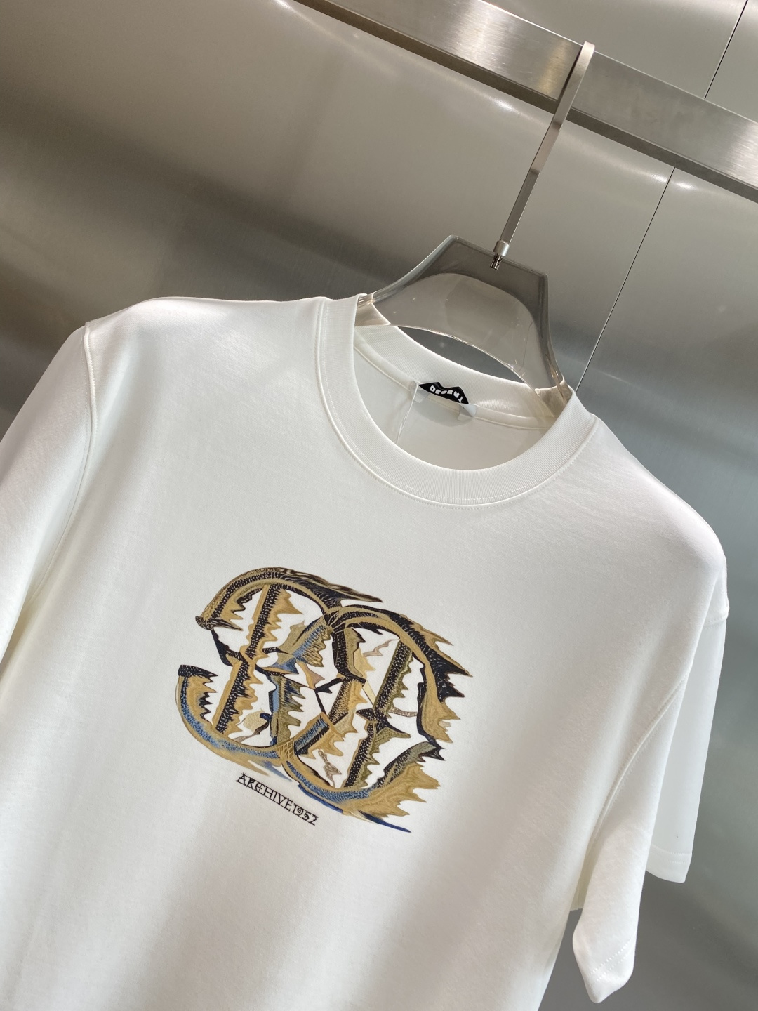 《𝙉𝙚𝙬🤍🖤卡瓦家》
2025新款首发专柜最新款短袖圆领T恤 高端订制 设计前卫时尚！品牌logo重工艺