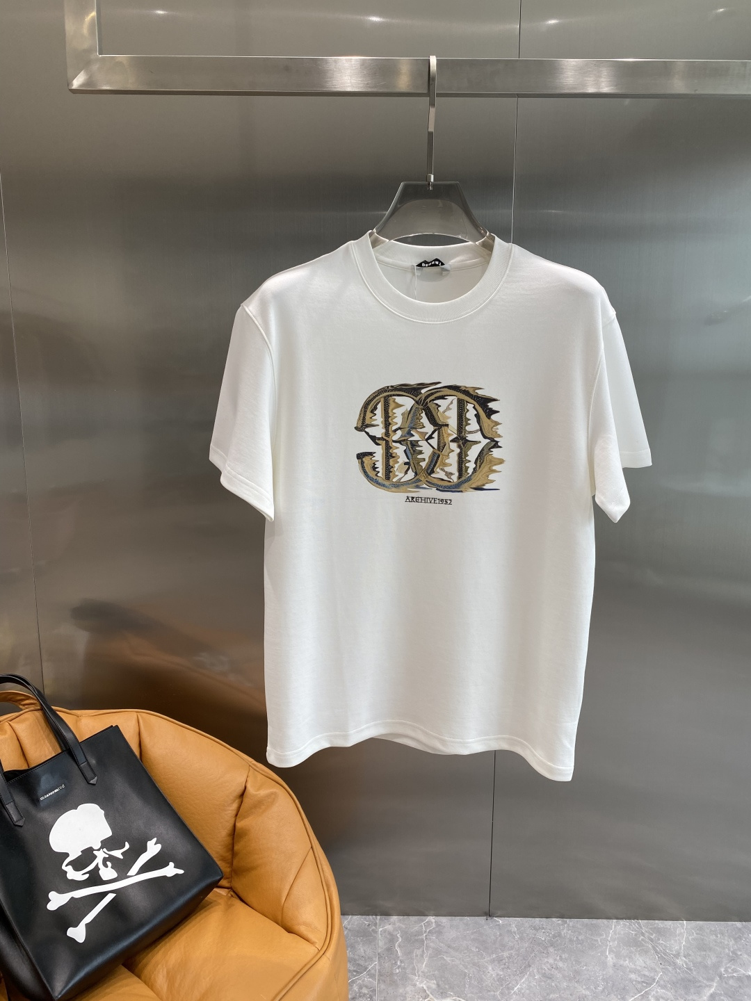 《𝙉𝙚𝙬🤍🖤卡瓦家》
2025新款首发专柜最新款短袖圆领T恤 高端订制 设计前卫时尚！品牌logo重工艺