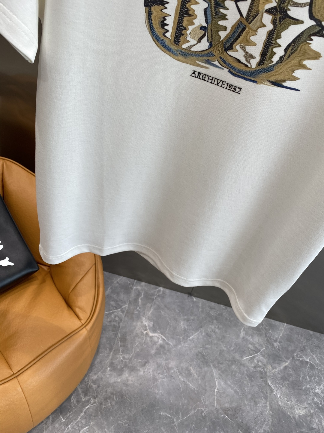 《𝙉𝙚𝙬🤍🖤卡瓦家》
2025新款首发专柜最新款短袖圆领T恤 高端订制 设计前卫时尚！品牌logo重工艺