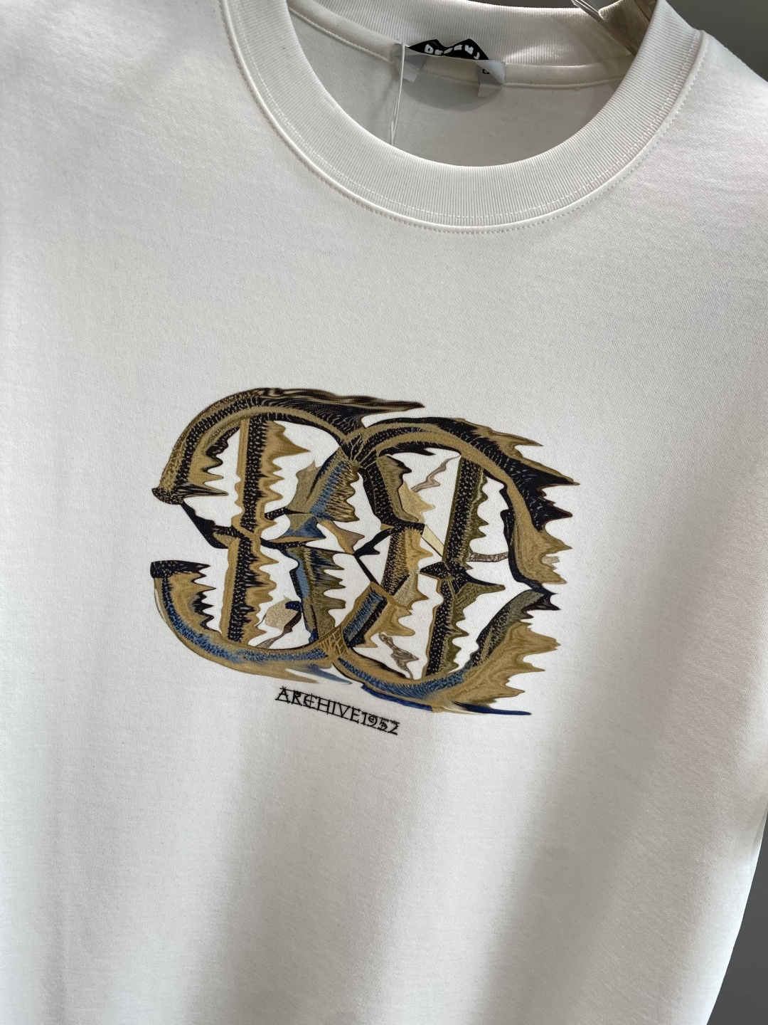 《𝙉𝙚𝙬🤍🖤卡瓦家》
2025新款首发专柜最新款短袖圆领T恤 高端订制 设计前卫时尚！品牌logo重工艺