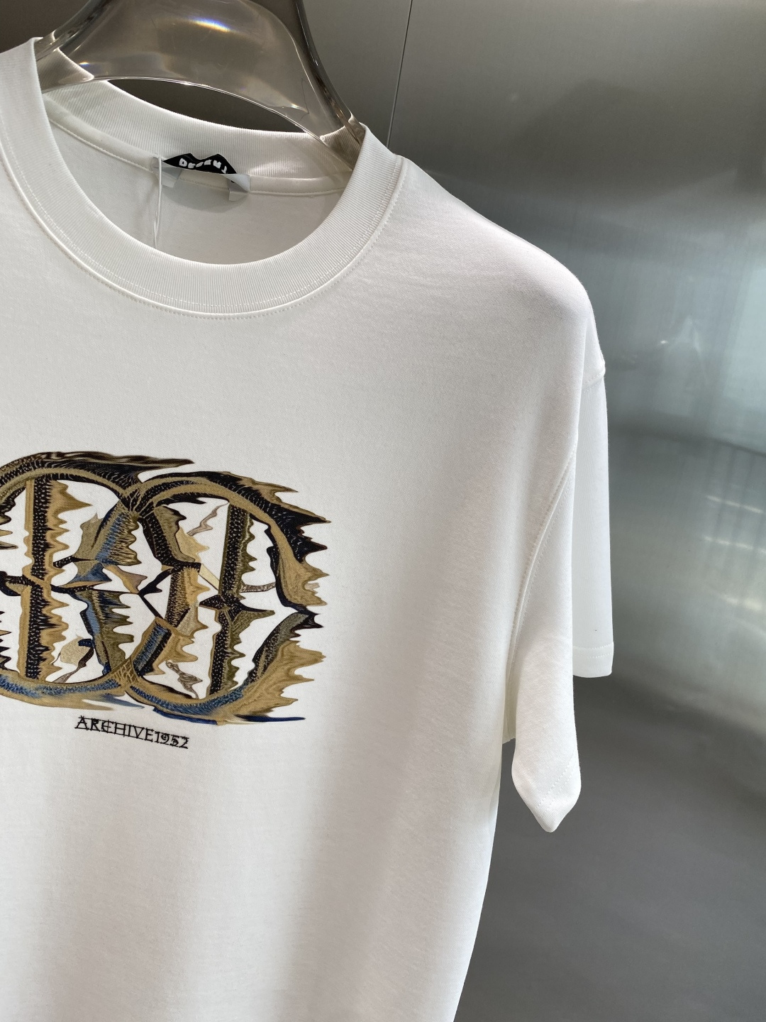 《𝙉𝙚𝙬🤍🖤卡瓦家》
2025新款首发专柜最新款短袖圆领T恤 高端订制 设计前卫时尚！品牌logo重工艺