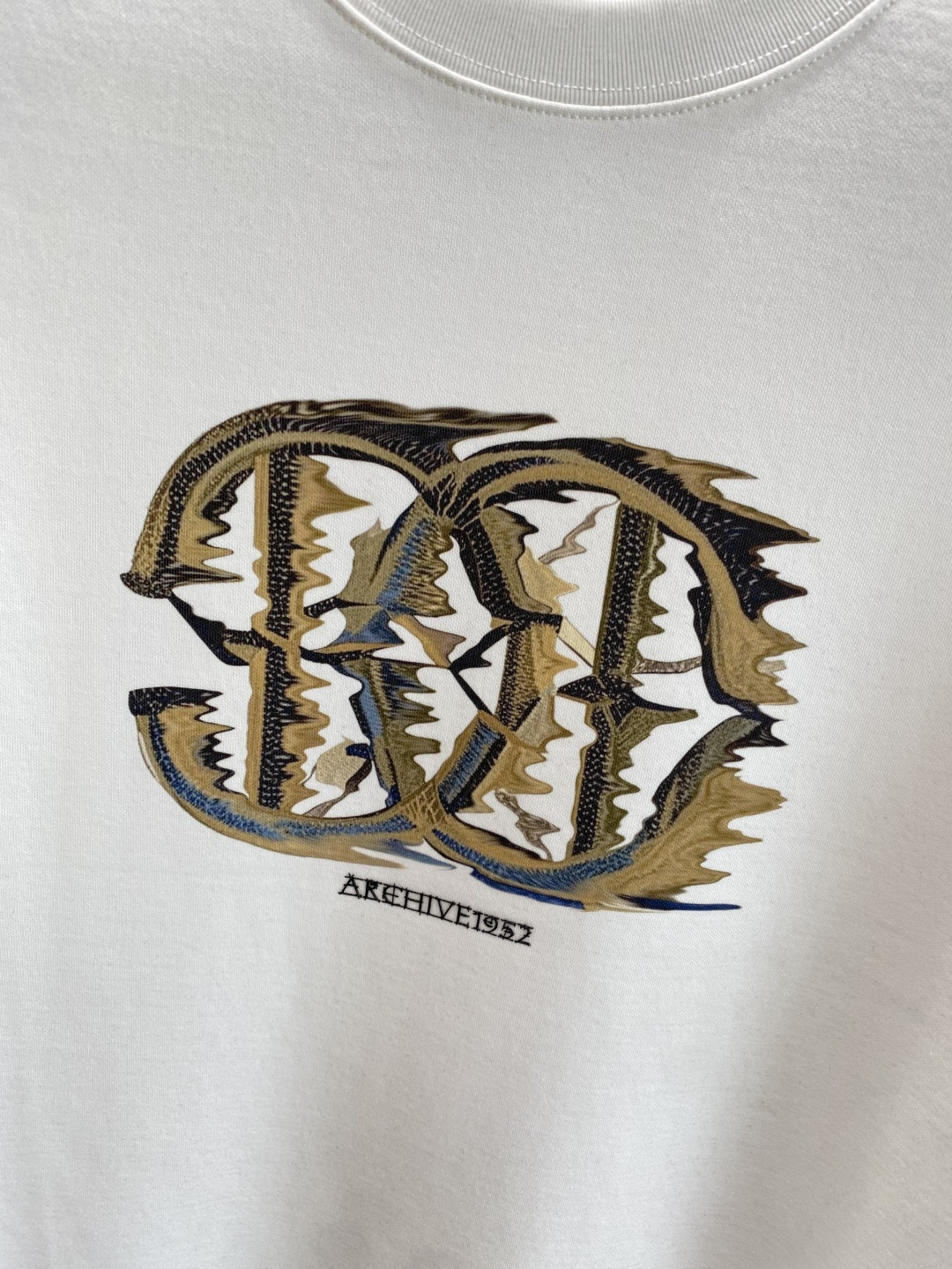 《𝙉𝙚𝙬🤍🖤卡瓦家》
2025新款首发专柜最新款短袖圆领T恤 高端订制 设计前卫时尚！品牌logo重工艺