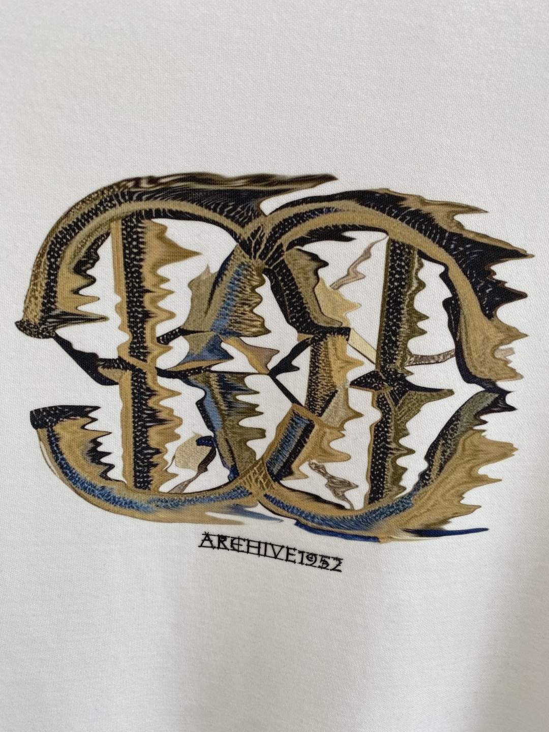 《𝙉𝙚𝙬🤍🖤卡瓦家》
2025新款首发专柜最新款短袖圆领T恤 高端订制 设计前卫时尚！品牌logo重工艺