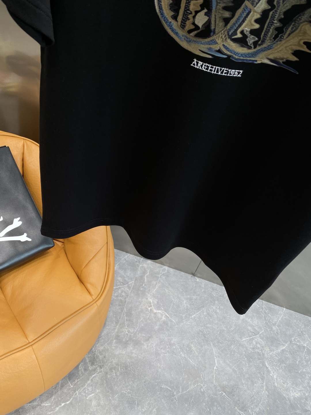 《𝙉𝙚𝙬🤍🖤卡瓦家》
2025新款首发专柜最新款短袖圆领T恤 高端订制 设计前卫时尚！品牌logo重工艺