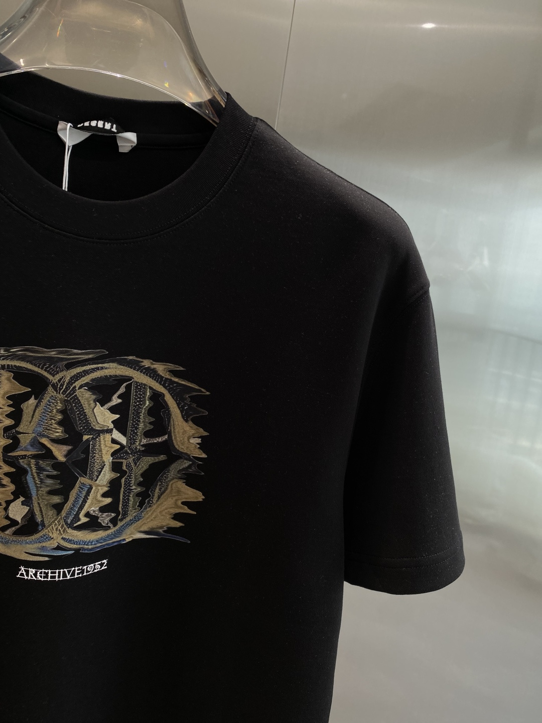 《𝙉𝙚𝙬🤍🖤卡瓦家》
2025新款首发专柜最新款短袖圆领T恤 高端订制 设计前卫时尚！品牌logo重工艺