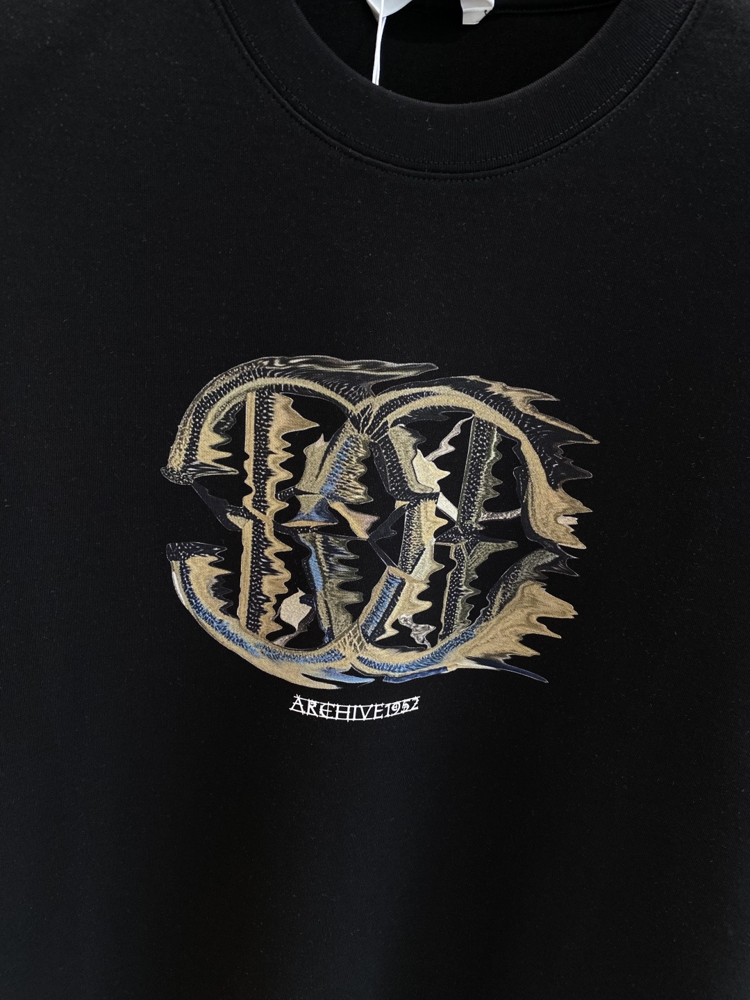 《𝙉𝙚𝙬🤍🖤卡瓦家》
2025新款首发专柜最新款短袖圆领T恤 高端订制 设计前卫时尚！品牌logo重工艺