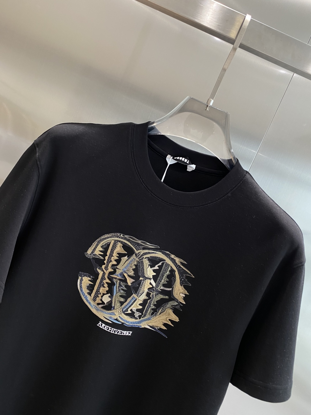 《𝙉𝙚𝙬🤍🖤卡瓦家》
2025新款首发专柜最新款短袖圆领T恤 高端订制 设计前卫时尚！品牌logo重工艺