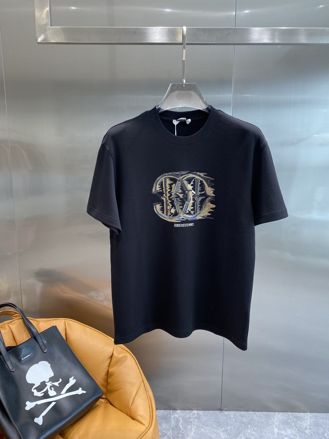 《𝙉𝙚𝙬🤍🖤卡瓦家》
2025新款首发专柜最新款短袖圆领T恤 高端订制 设计前卫时尚！品牌logo重工艺