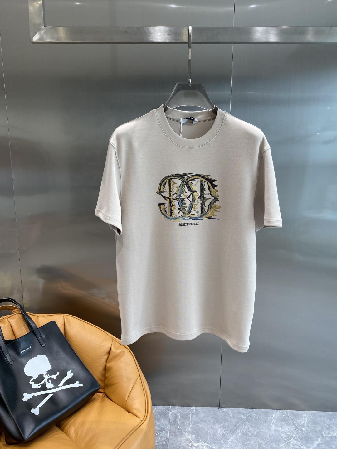 《𝙉𝙚𝙬🤍🖤卡瓦家》
2025新款首发专柜最新款短袖圆领T恤 高端订制 设计前卫时尚！品牌logo重工艺