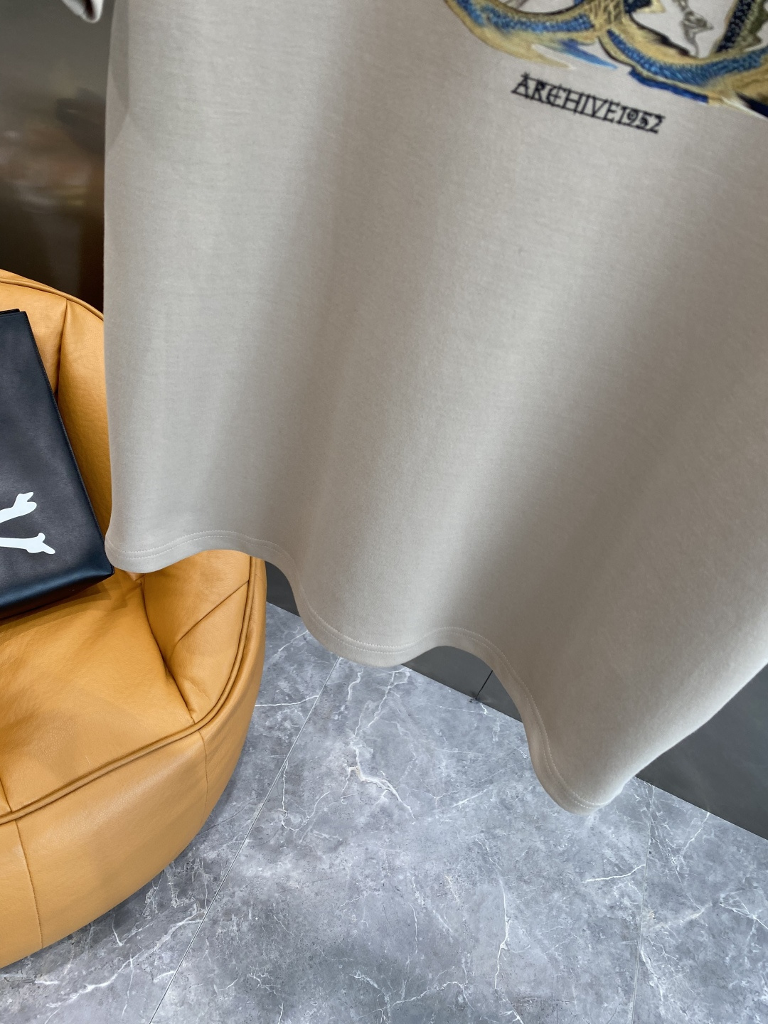 《𝙉𝙚𝙬🤍🖤卡瓦家》
2025新款首发专柜最新款短袖圆领T恤 高端订制 设计前卫时尚！品牌logo重工艺