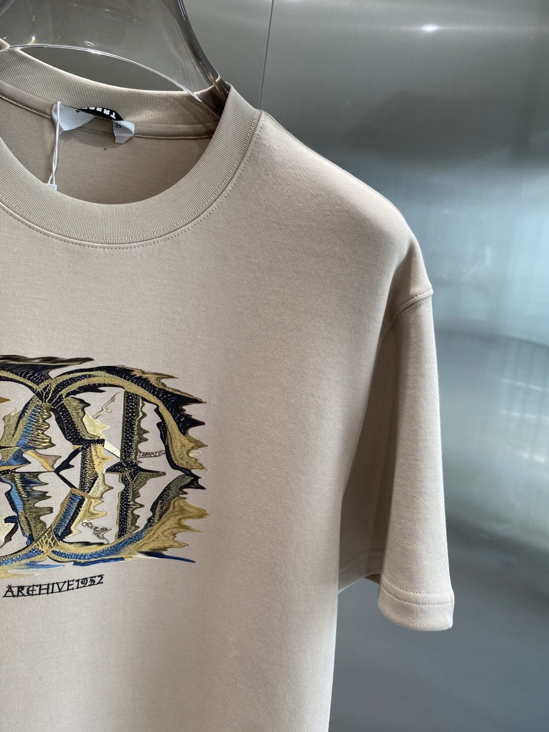 《𝙉𝙚𝙬🤍🖤卡瓦家》
2025新款首发专柜最新款短袖圆领T恤 高端订制 设计前卫时尚！品牌logo重工艺