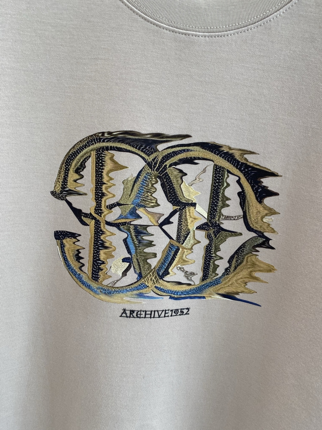 《𝙉𝙚𝙬🤍🖤卡瓦家》
2025新款首发专柜最新款短袖圆领T恤 高端订制 设计前卫时尚！品牌logo重工艺