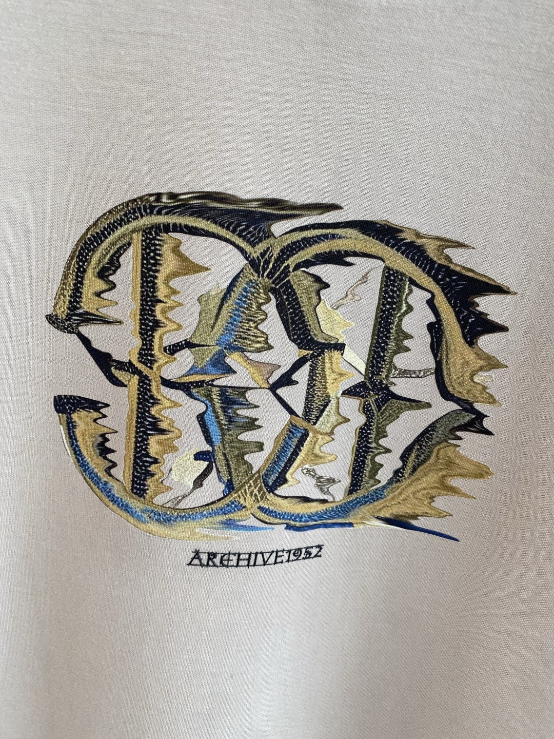 《𝙉𝙚𝙬🤍🖤卡瓦家》
2025新款首发专柜最新款短袖圆领T恤 高端订制 设计前卫时尚！品牌logo重工艺