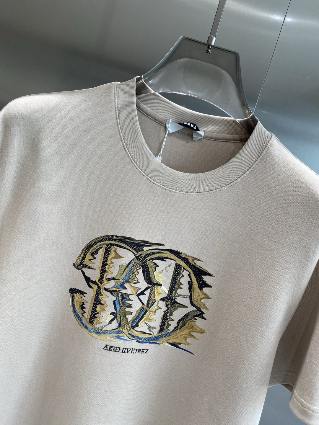 《𝙉𝙚𝙬🤍🖤卡瓦家》
2025新款首发专柜最新款短袖圆领T恤 高端订制 设计前卫时尚！品牌logo重工艺