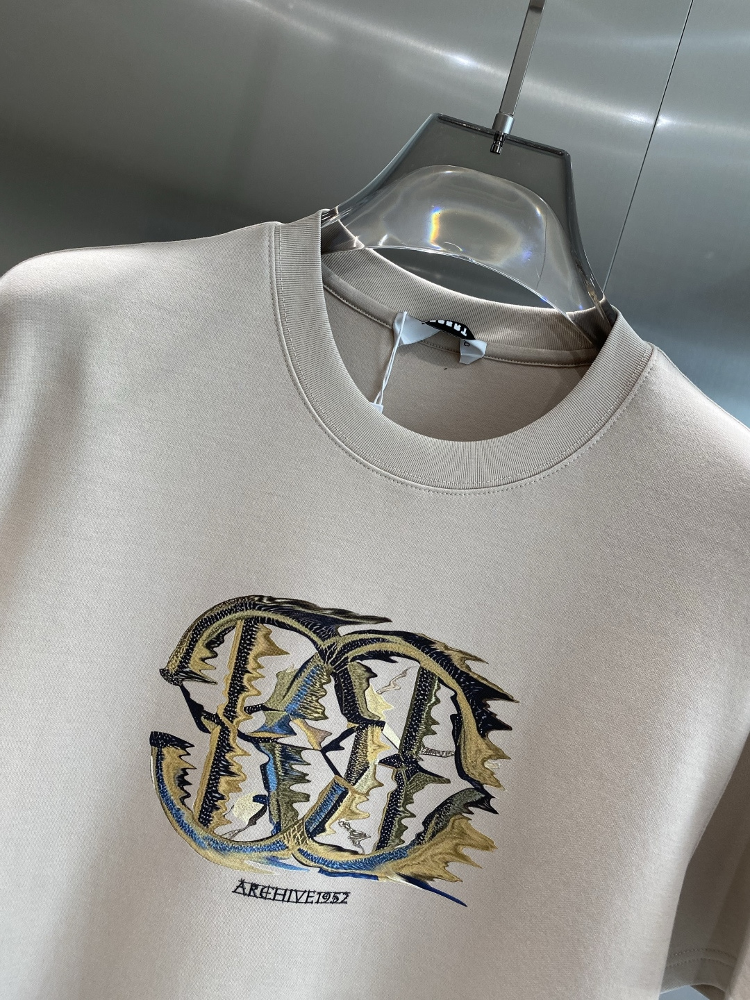 《𝙉𝙚𝙬🤍🖤卡瓦家》
2025新款首发专柜最新款短袖圆领T恤 高端订制 设计前卫时尚！品牌logo重工艺