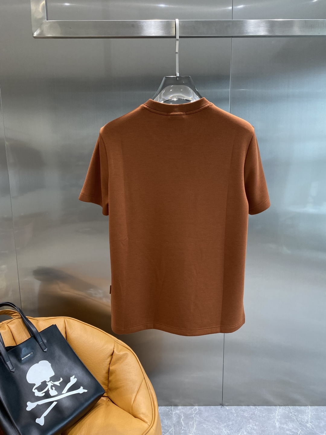 《𝙉𝙚𝙬🤍🖤巴家》
2025新款首发专柜最新款短袖圆领T恤 高端订制 设计前卫时尚！品牌logo重工艺设