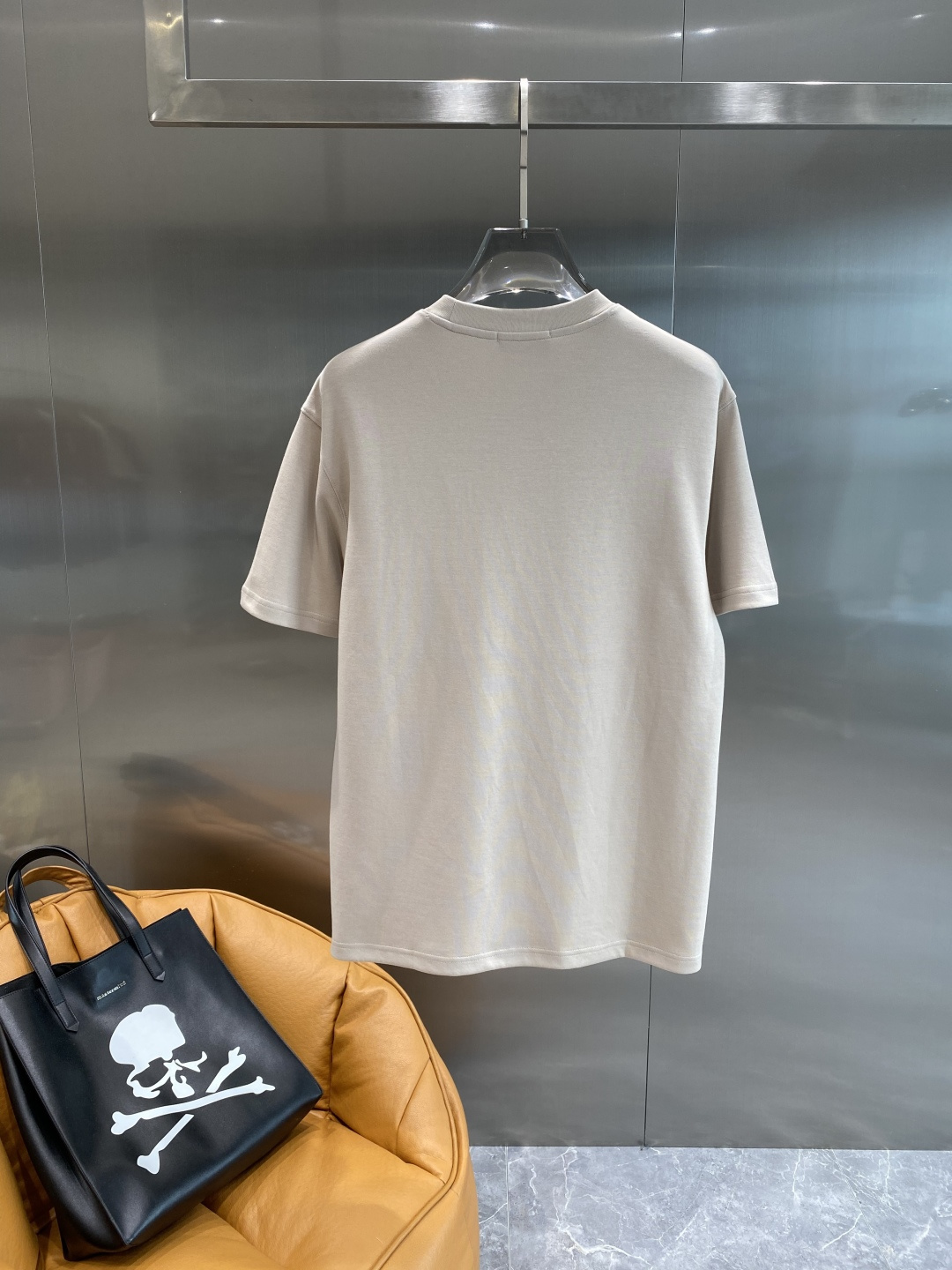 《𝙉𝙚𝙬🖤🤍DG家》25SS新款首发专柜最新款圆领短袖 高端订制 设计前卫时尚！品牌logo重工艺设计 