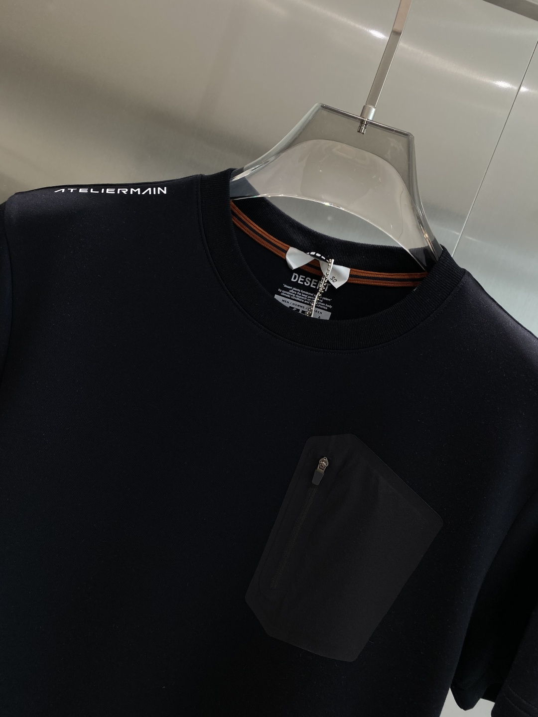 《𝙉𝙚𝙬🤍🖤鸟家》
2025新款首发专柜最新款短袖圆领T恤 高端订制 设计前卫时尚！品牌logo重工艺设