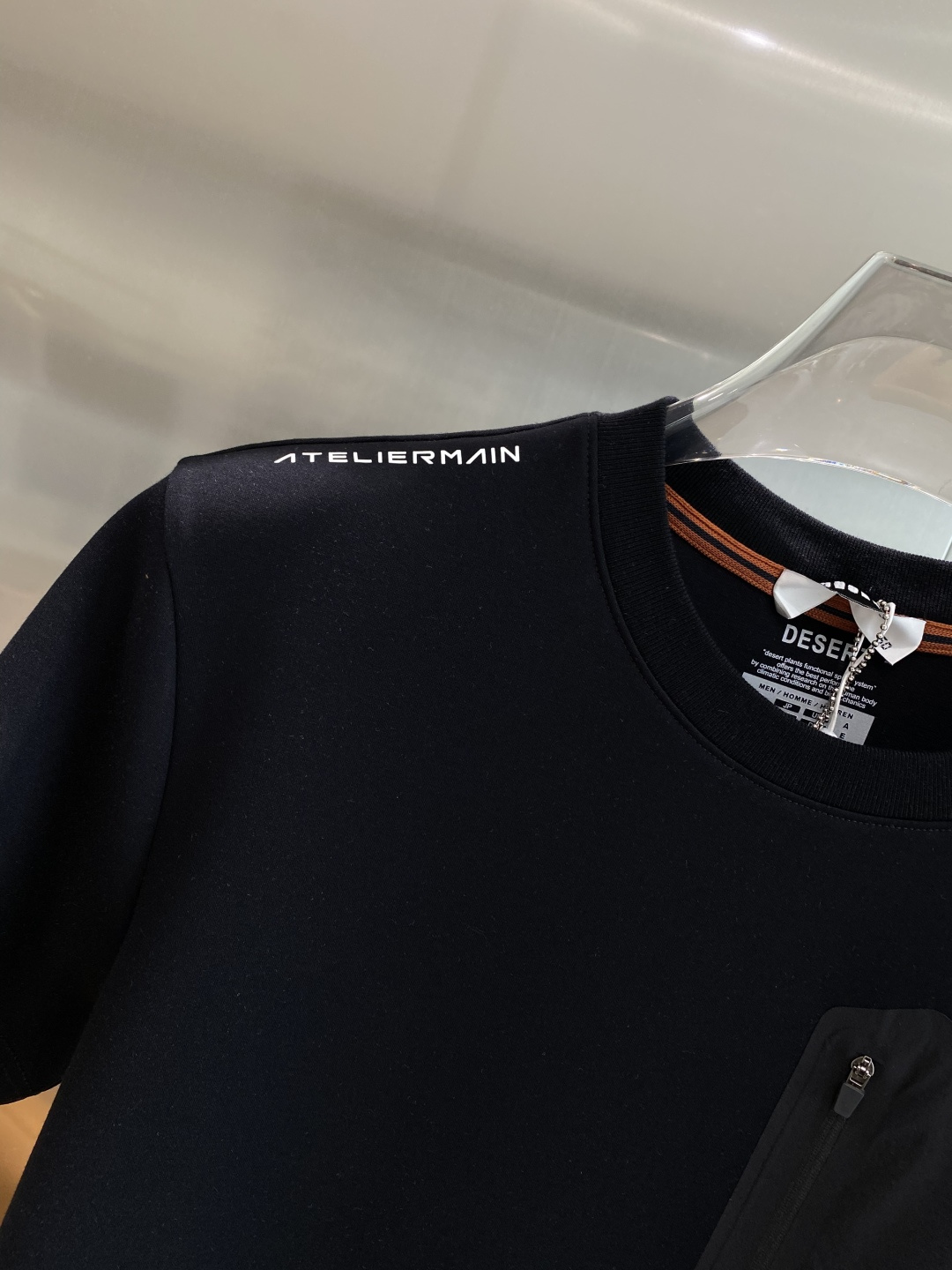 《𝙉𝙚𝙬🤍🖤鸟家》
2025新款首发专柜最新款短袖圆领T恤 高端订制 设计前卫时尚！品牌logo重工艺设