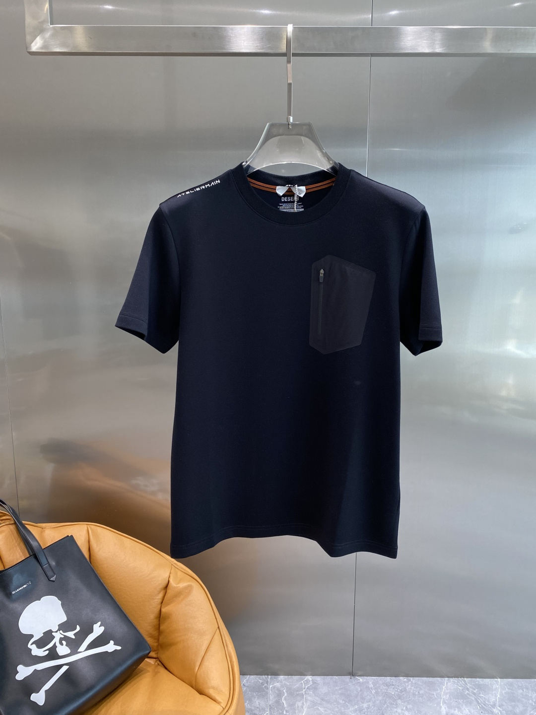 《𝙉𝙚𝙬🤍🖤鸟家》
2025新款首发专柜最新款短袖圆领T恤 高端订制 设计前卫时尚！品牌logo重工艺设