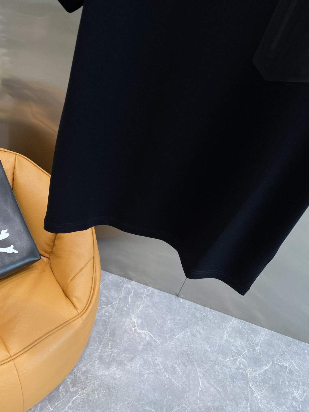 《𝙉𝙚𝙬🤍🖤鸟家》
2025新款首发专柜最新款短袖圆领T恤 高端订制 设计前卫时尚！品牌logo重工艺设